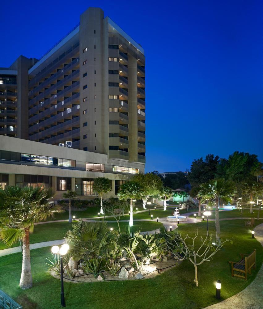 Le Meridien Al Khobar Esterno foto The campus at night
