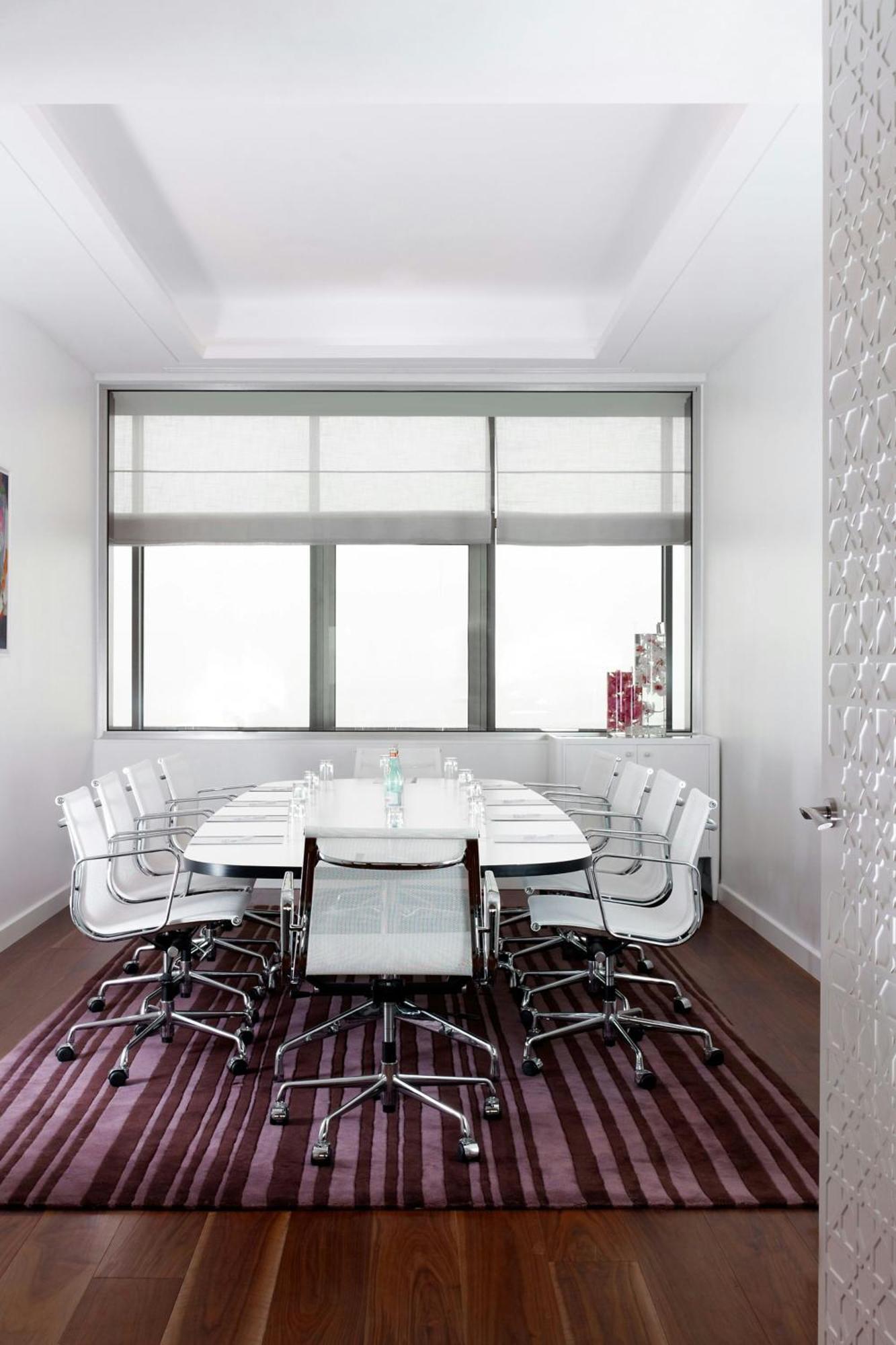 Le Meridien Al Khobar Esterno foto A meeting room at the headquarters of the company