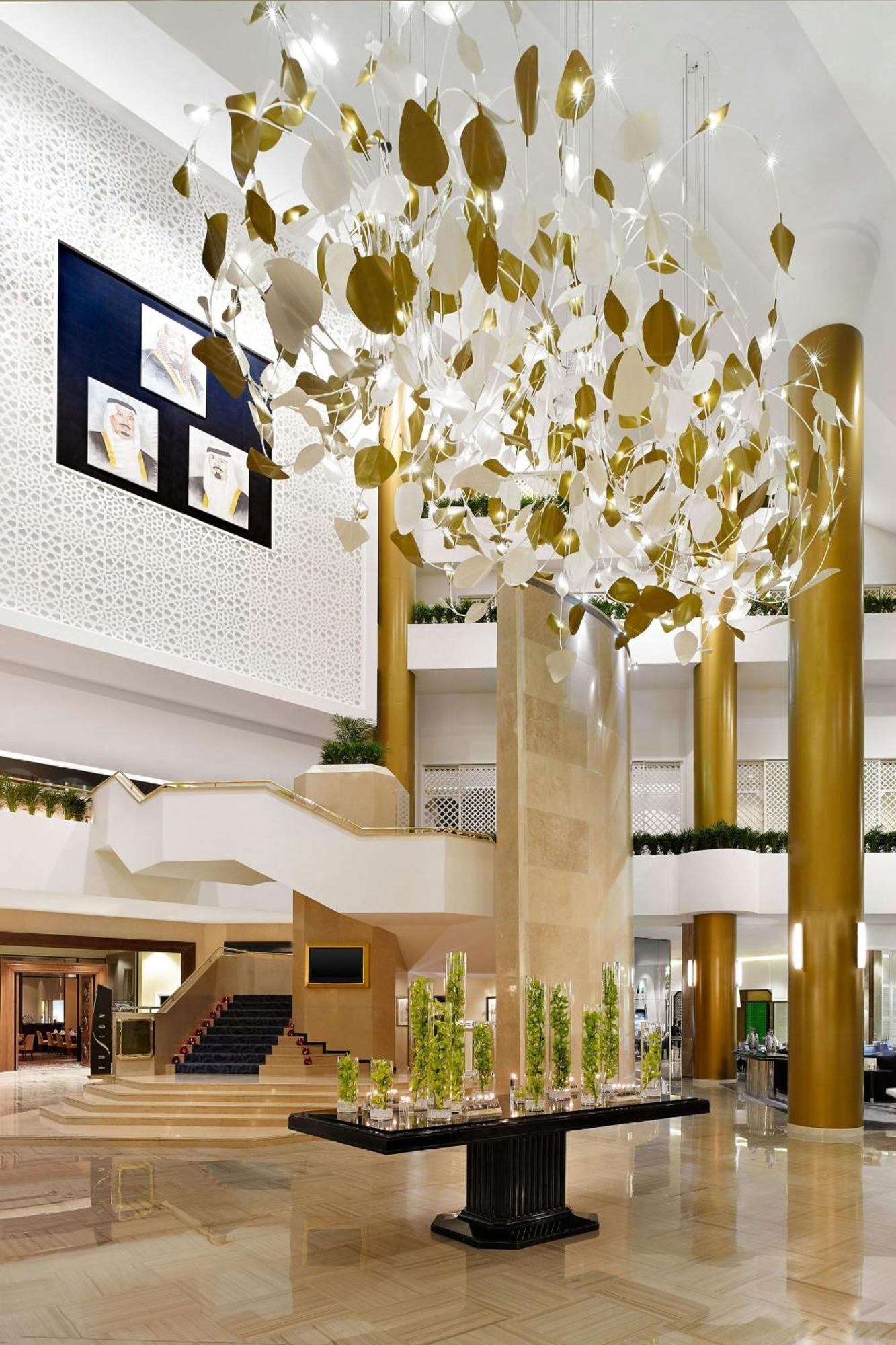Le Meridien Al Khobar Esterno foto The interior of the hotel
