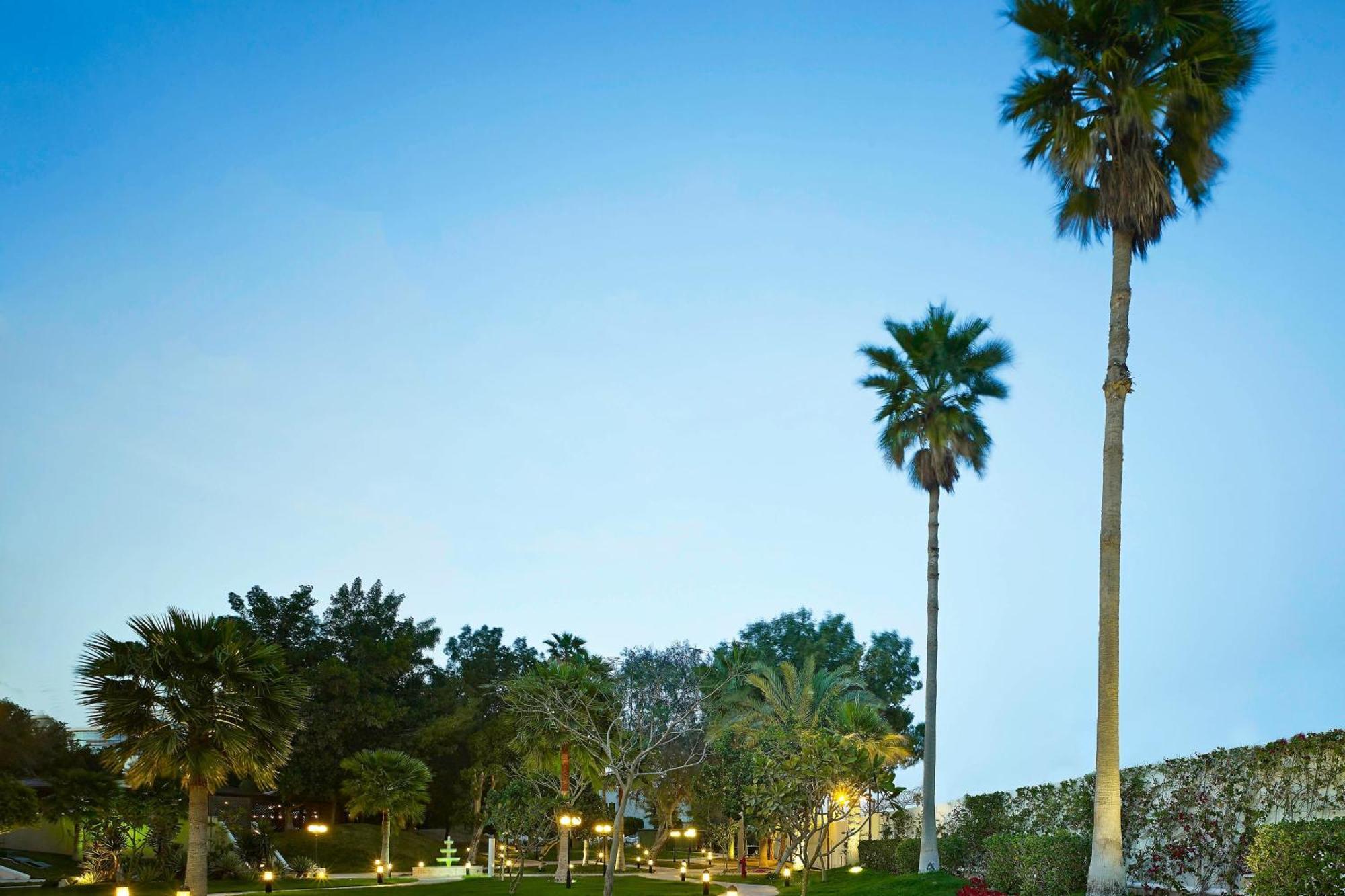 Le Meridien Al Khobar Esterno foto Palm trees at the University of California, Irvine