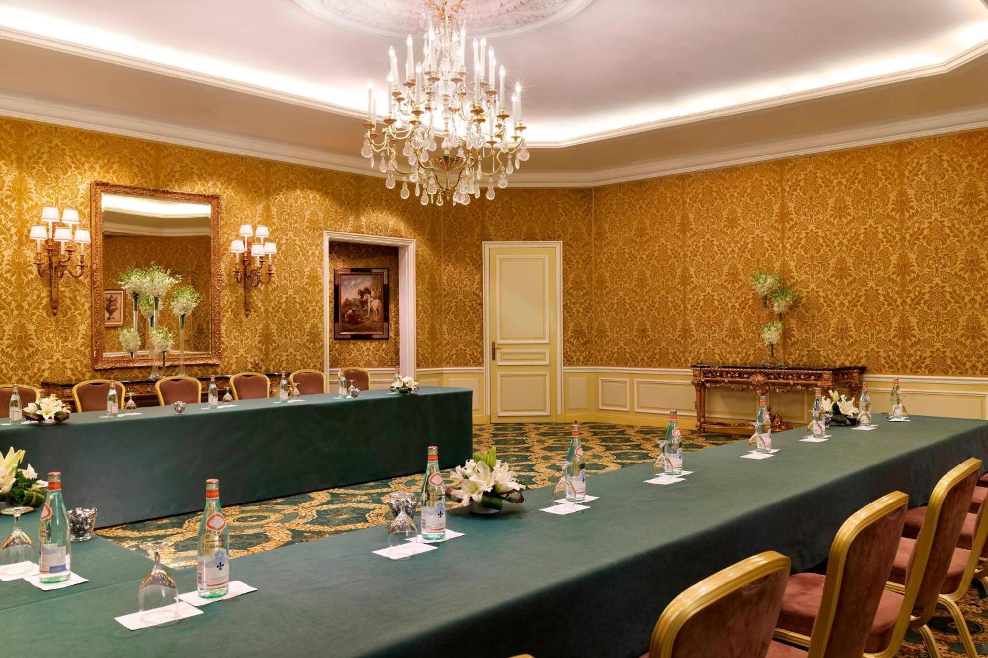 Le Meridien Al Khobar Esterno foto The meeting room of the G7