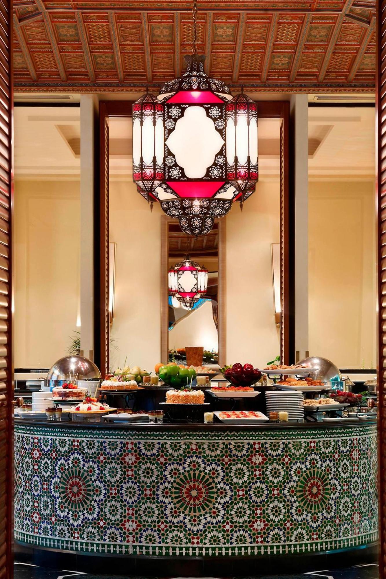 Le Meridien Al Khobar Esterno foto A buffet at a hotel