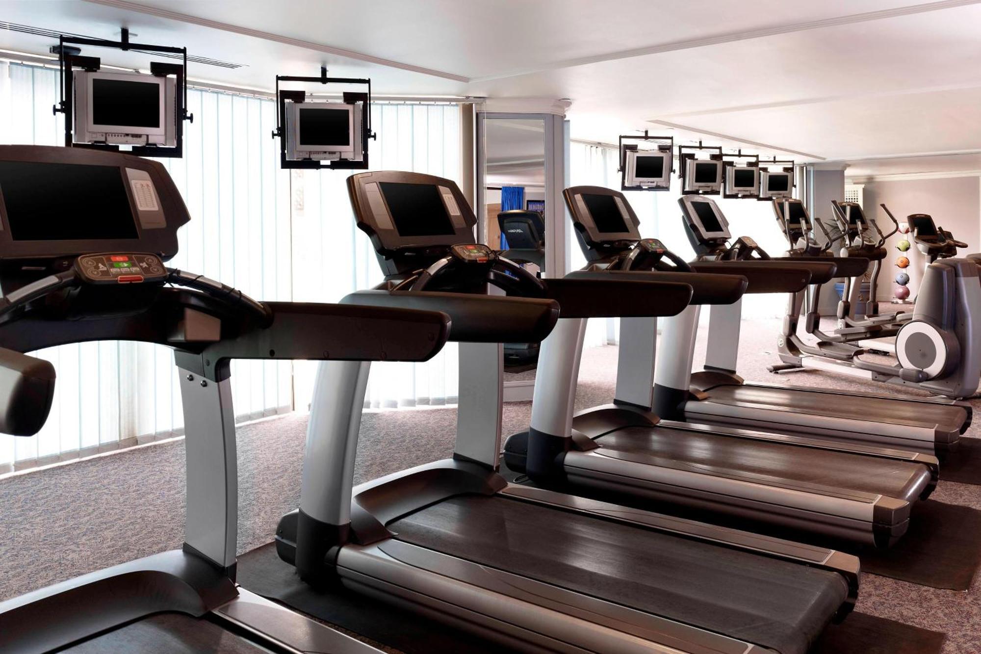 Le Meridien Al Khobar Esterno foto A row of treadmills