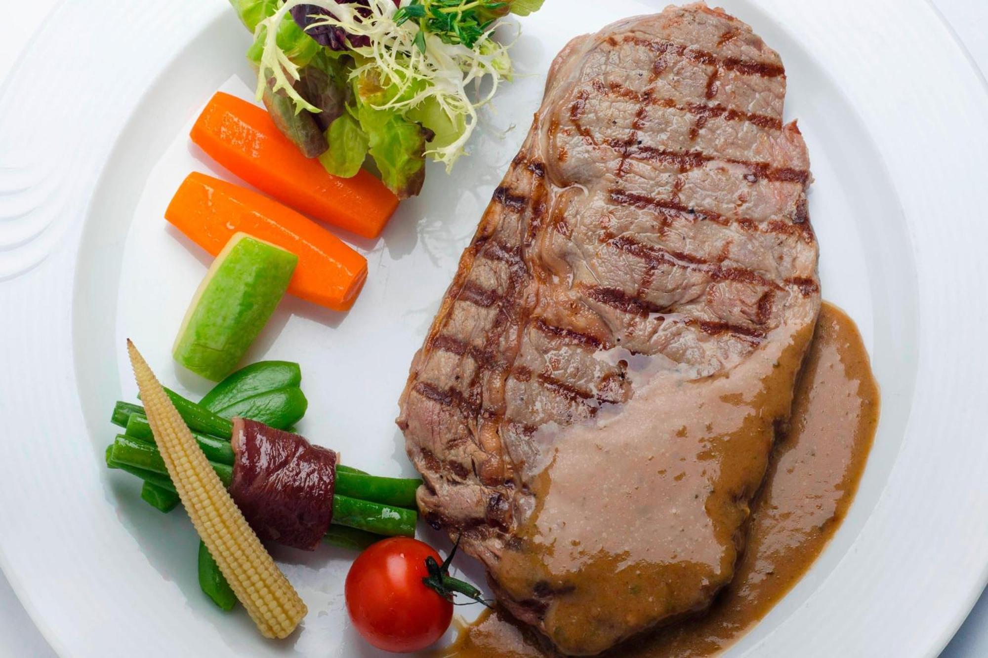 Le Meridien Al Khobar Esterno foto A steak with vegetables