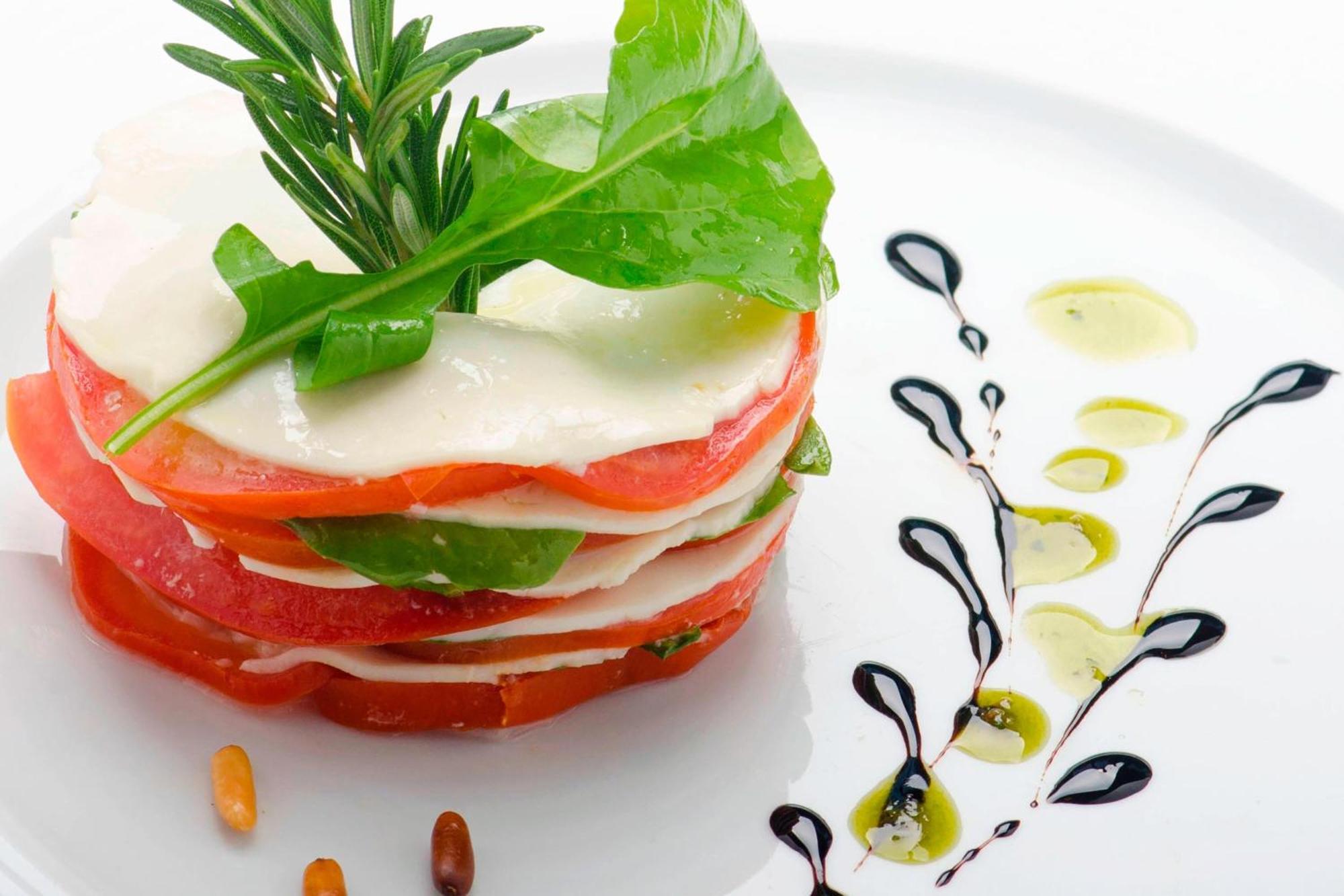 Le Meridien Al Khobar Esterno foto A caprese salad