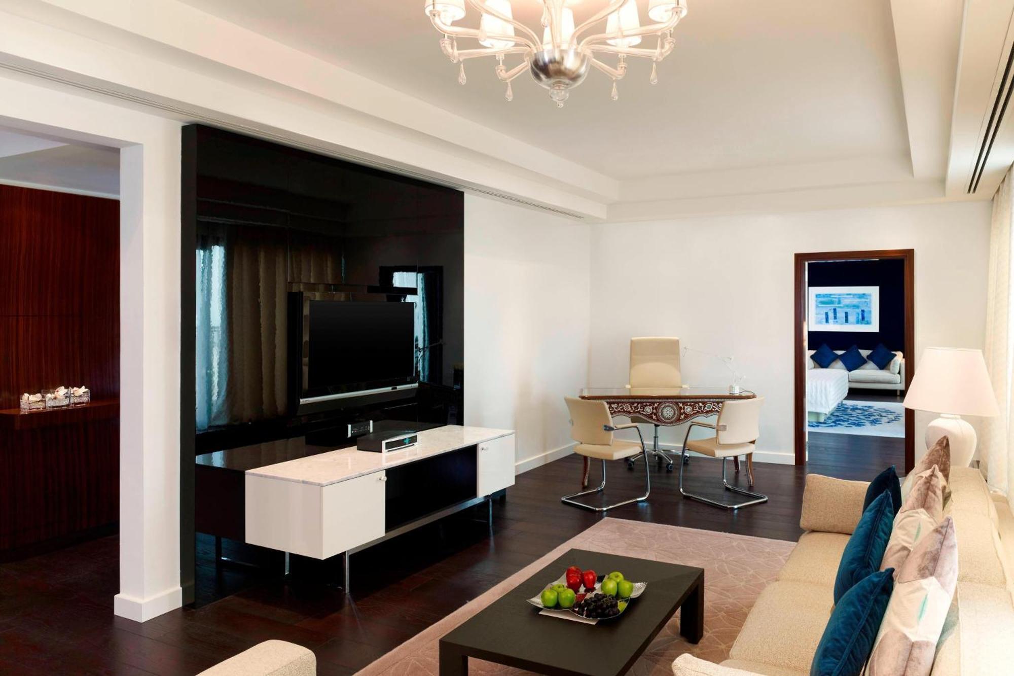 Le Meridien Al Khobar Esterno foto A living room in a suite at the Ritz-Carlton, Moscow