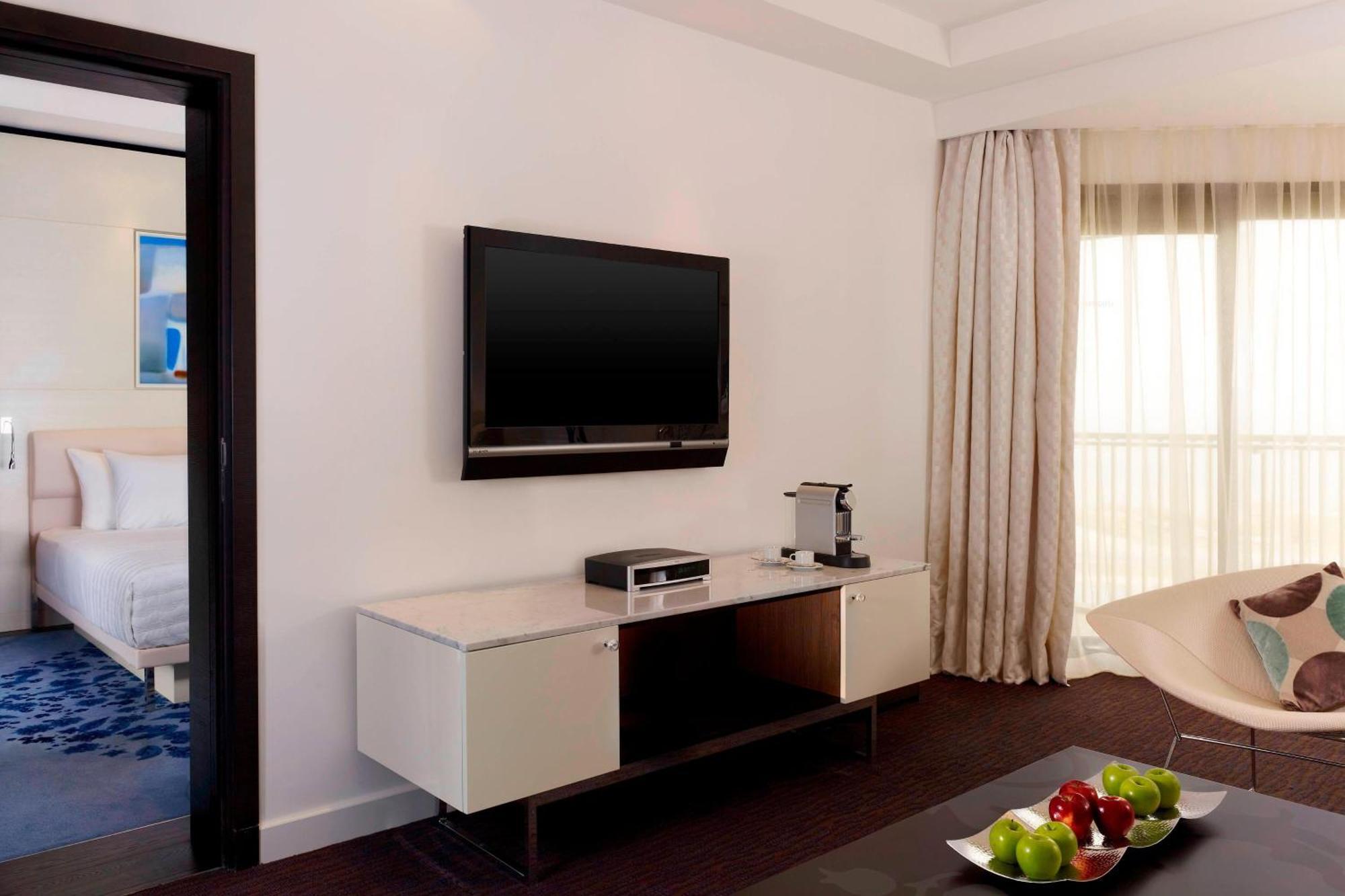 Le Meridien Al Khobar Esterno foto A television set in a hotel room