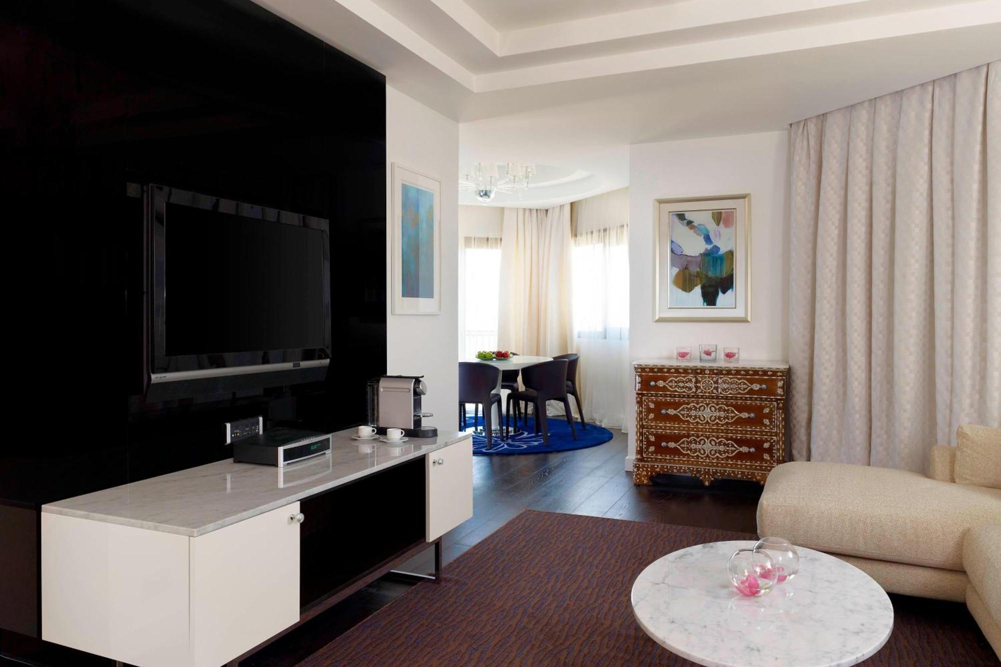 Le Meridien Al Khobar Esterno foto A living room in a typical apartment