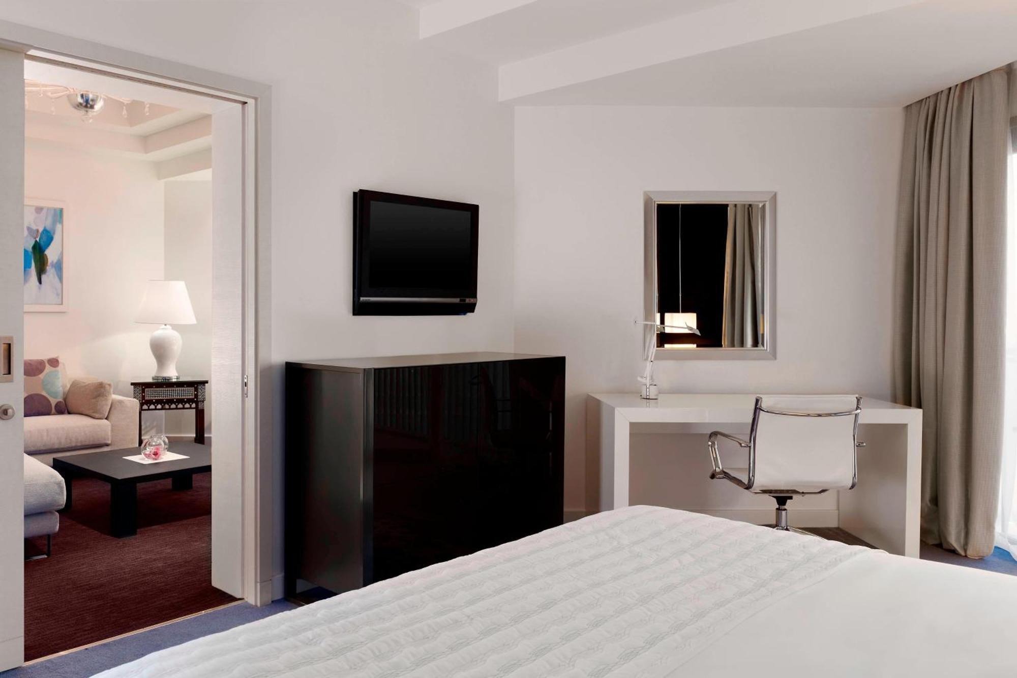 Le Meridien Al Khobar Esterno foto A typical bedroom in a typical hotel