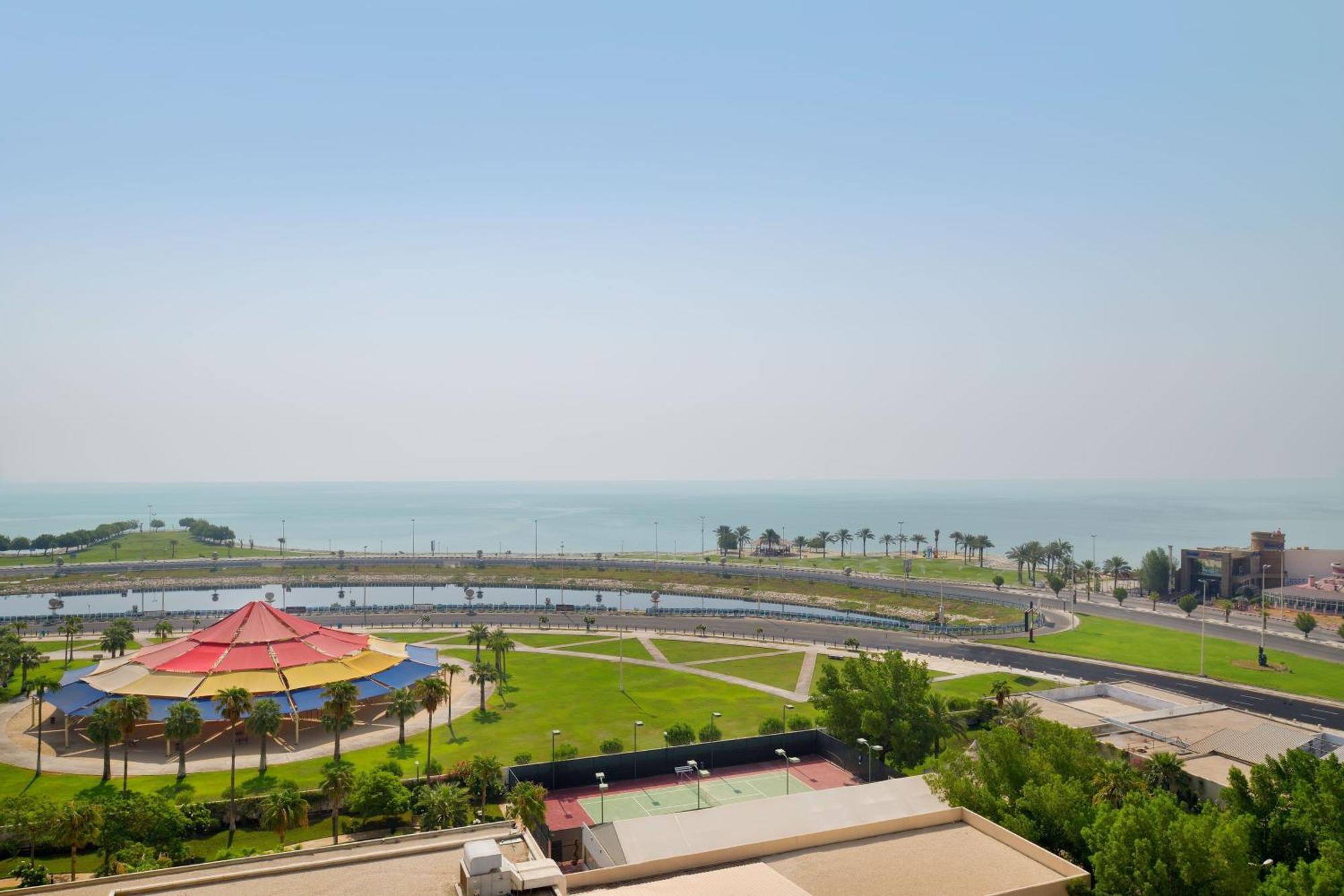 Le Meridien Al Khobar Esterno foto View of the stadium from the hotel