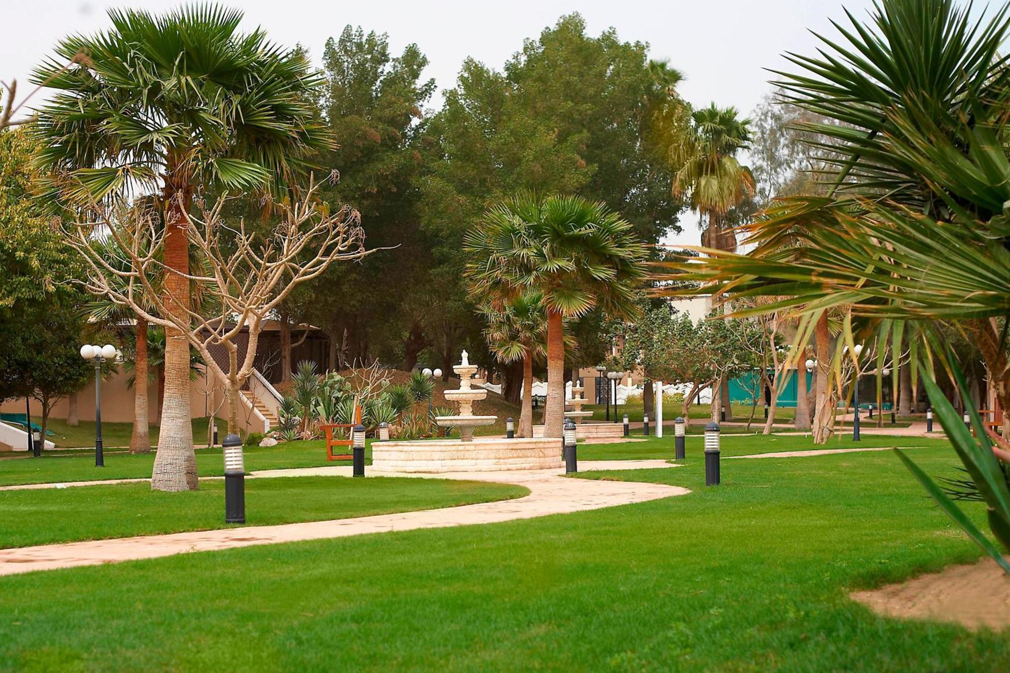 Le Meridien Al Khobar Esterno foto The park of the hotel